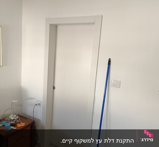 דלת לבנה עם משקוף בחדר